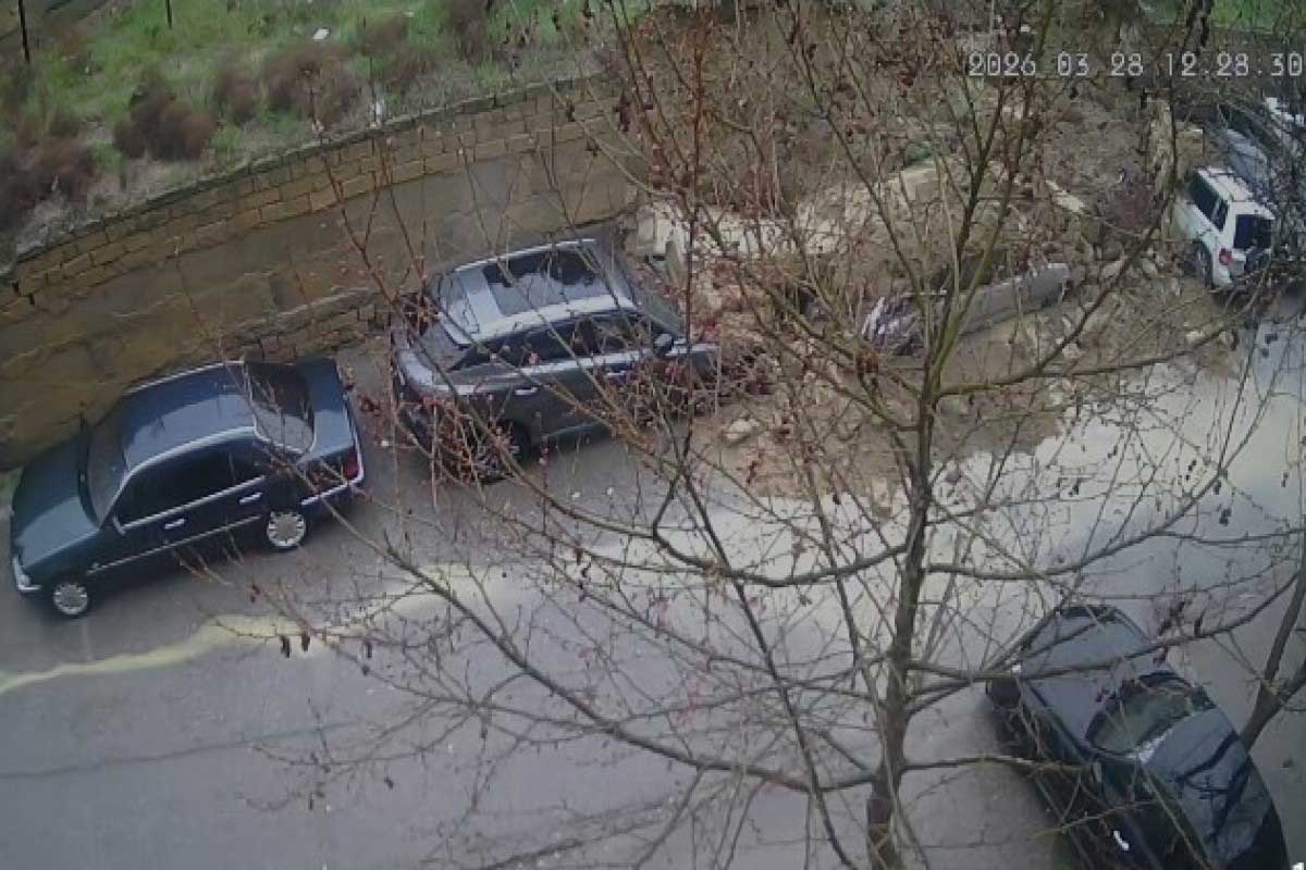 Bakıda torpaq sürüşməsi oldu, dayaq hasarı avtomobillərin üzərinə aşdı – VİDEO