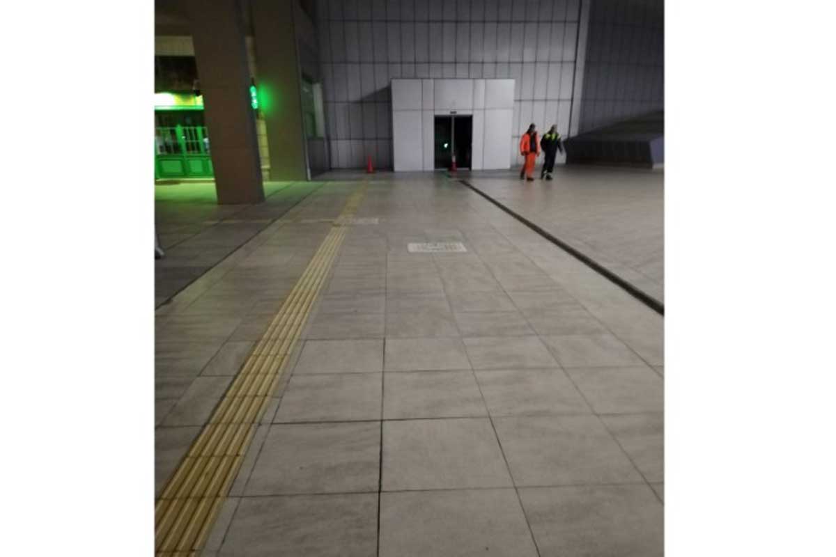  Rövşən Rüstəmov Bakı Dəmiryol Vağzalında ayaqyoluları pullu etdirir- FOTO