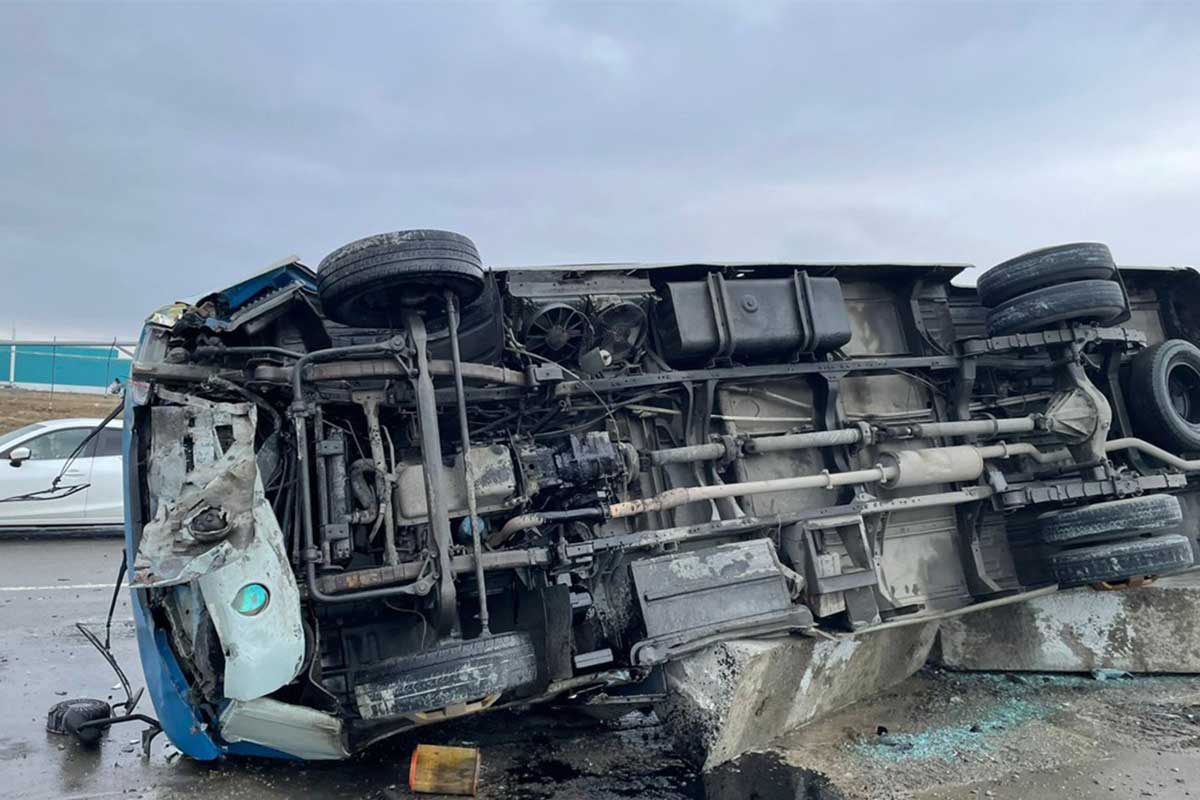 Yevlaxda mikroavtobus aşdı – 20-yə yaxın şəxs xəsarət aldı