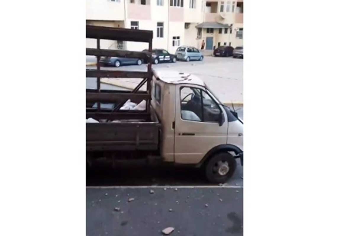 Binada eyvanın fasadı uçdu – Yük maşınının sürücüsü ölümdən döndü – VİDEO